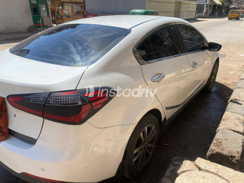 كيا K3 2015 أبيض أوتوماتيك مستعملة للبيع في زفتى - 3