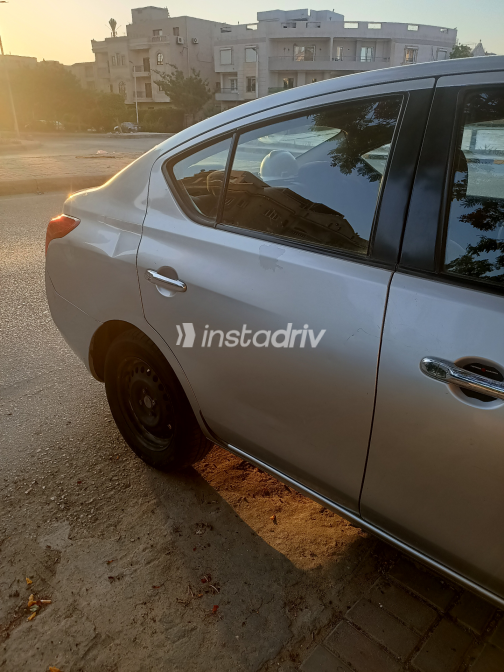 Nissan Sunny 2014 Silver Manual Used for Sale in Cairo - 2