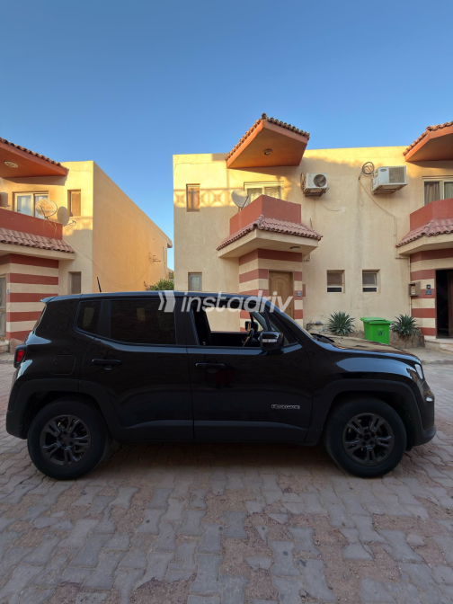 جيب رينيجيد 2021 أسود أوتوماتيك مستعملة للبيع في مدينتى - 10