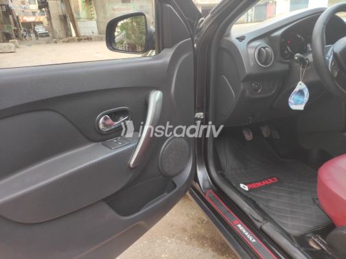 Renault Sandero Step Way 2015 Black Manual Used for Sale in Cairo - 5