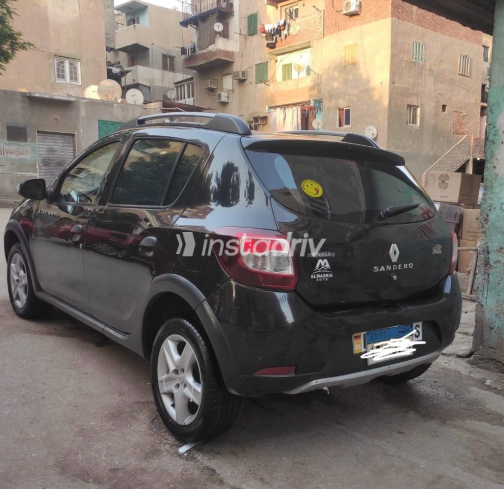 Renault Sandero Step Way 2015 Black Manual Used for Sale in Cairo - 7