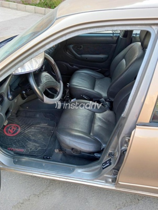 Hyundai Accent 2001 Gold Manual Used for Sale in Cairo - 4