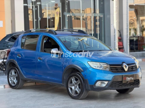 Renault Sandero Step Way 2019 Dark Blue Automatic Used for Sale in Cairo - 3