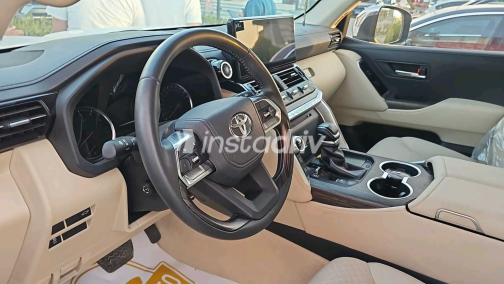Toyota Land Cruiser 2024 White Automatic Used for Sale in Giza - 3
