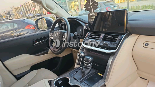 Toyota Land Cruiser 2024 White Automatic Used for Sale in Giza - 8