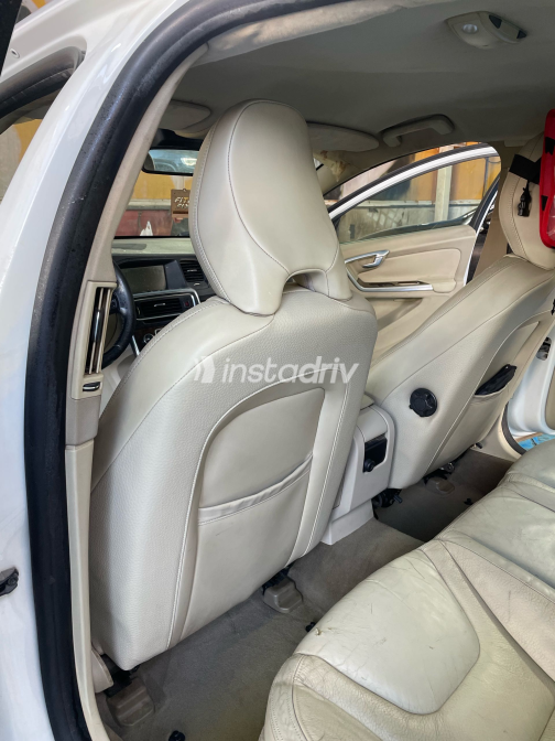 فولفو S60 2012 أبيض أوتوماتيك مستعملة للبيع في القاهرة - 2