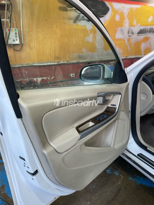 فولفو S60 2012 أبيض أوتوماتيك مستعملة للبيع في القاهرة - 3