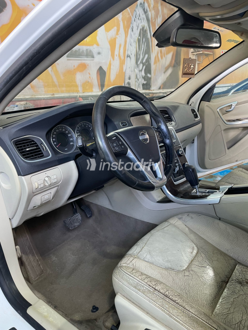 فولفو S60 2012 أبيض أوتوماتيك مستعملة للبيع في القاهرة - 4