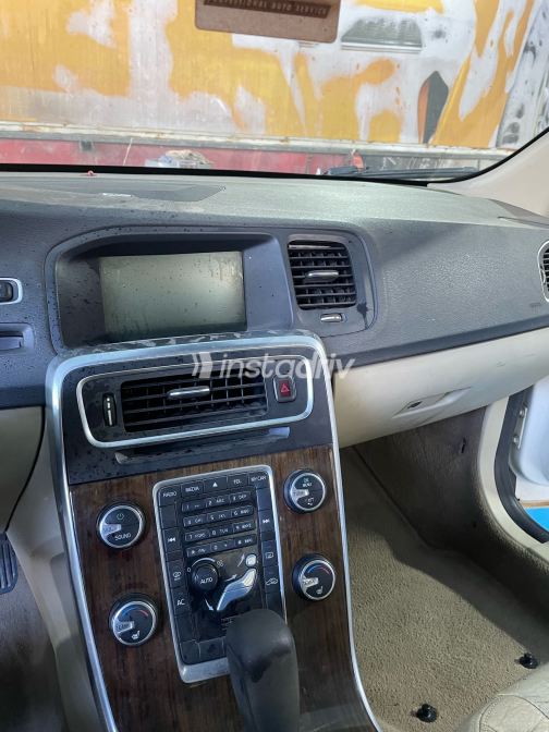 فولفو S60 2012 أبيض أوتوماتيك مستعملة للبيع في القاهرة - 7