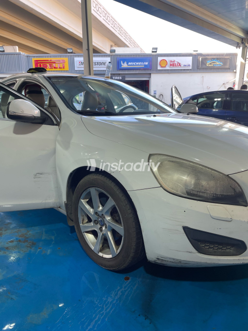 فولفو S60 2012 أبيض أوتوماتيك مستعملة للبيع في القاهرة - 9