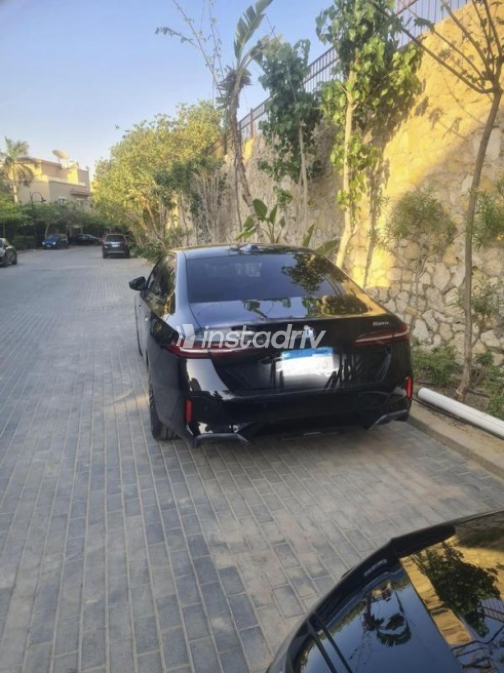 بي ام دبليو 520 2024 أسود أوتوماتيك مستعملة للبيع في مدينة الشيخ زايد - 2