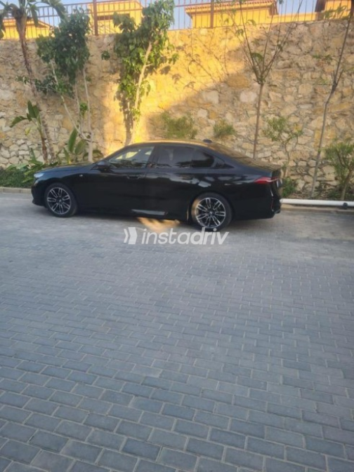 بي ام دبليو 520 2024 أسود أوتوماتيك مستعملة للبيع في مدينة الشيخ زايد - 3