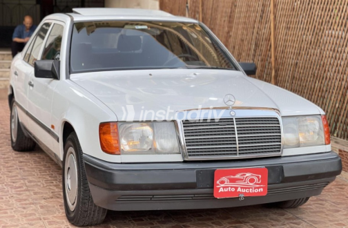 Mercedes 200 1986 White Automatic Used for Sale in Cairo - 2