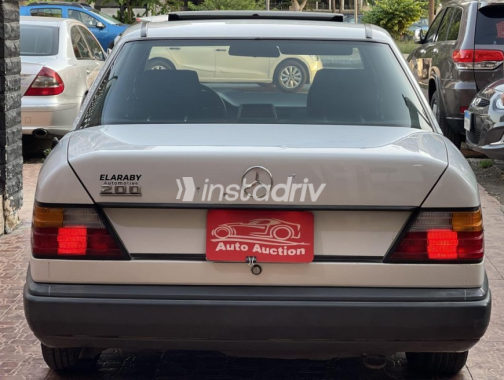 Mercedes 200 1986 White Automatic Used for Sale in Cairo - 3