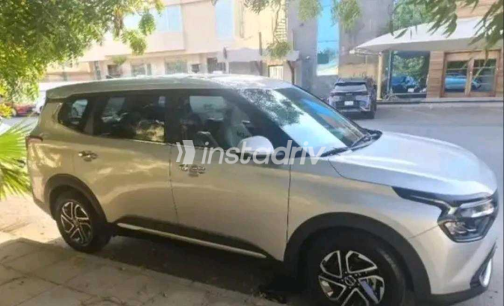 كيا كارينز 2023 فضي أوتوماتيك مستعملة للبيع في القاهرة - 1