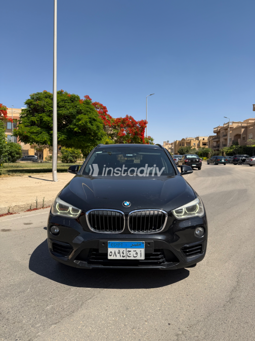 بي ام دبليو X1 2018 أسود أوتوماتيك مستعملة للبيع في القاهرة - 2