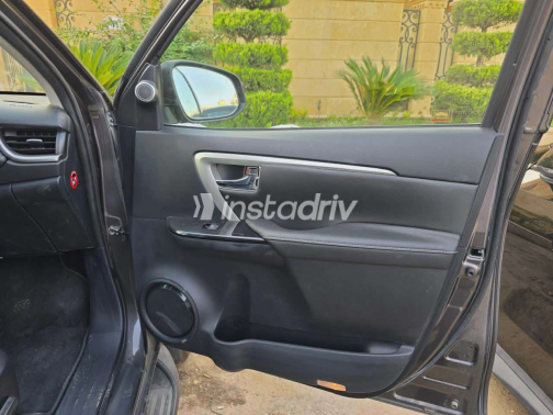تويوتا فورتشنر 2023 أسود أوتوماتيك مستعملة للبيع في القاهرة - 5