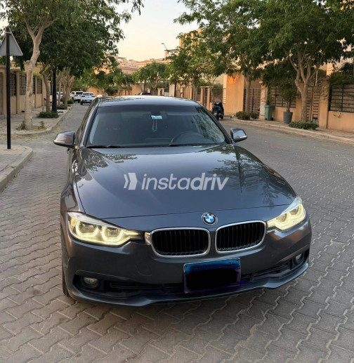 بي ام دبليو 318 2018 رمادي غامق أوتوماتيك مستعملة للبيع في القاهرة - 4