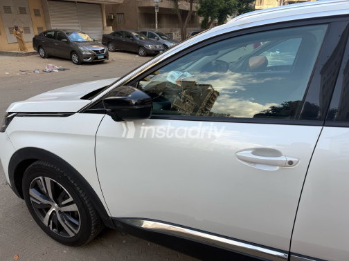 Peugeot 5008 2022 White Automatic Used for Sale in Cairo - 2