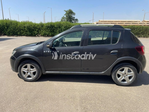 Renault Sandero Step Way 2016 Black Automatic Used for Sale in El Haram - 2