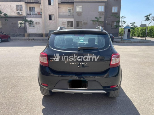 Renault Sandero Step Way 2016 Black Automatic Used for Sale in El Haram - 3