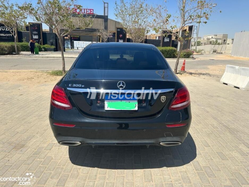 Mercedes E 300 2019 Black Automatic Used for Sale in Nasr city - 3