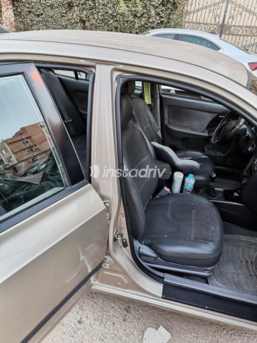 Hyundai Elantra 2006 Gold Manual Used for Sale in Maadi - 3
