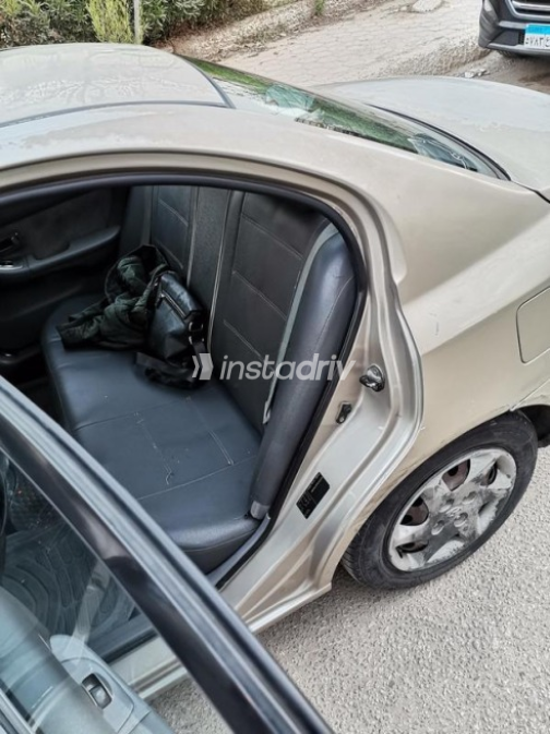 Hyundai Elantra 2006 Gold Manual Used for Sale in Maadi - 5