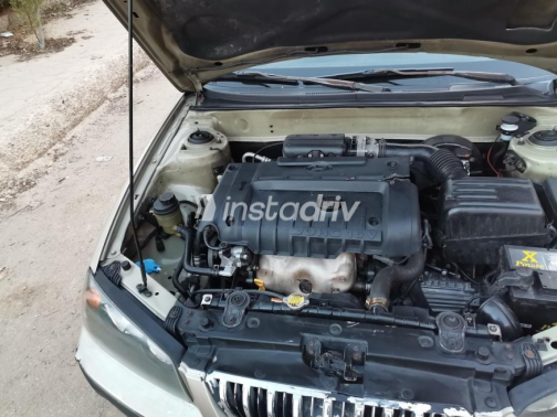 Hyundai Elantra 2006 Gold Manual Used for Sale in Maadi - 7