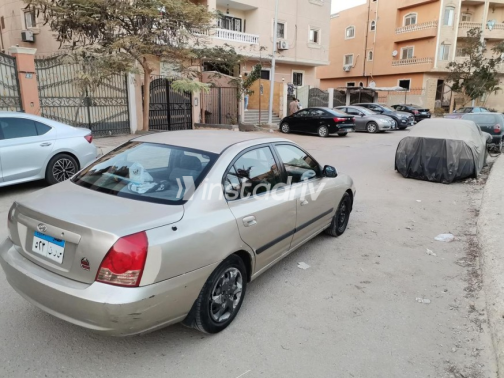 Hyundai Elantra 2006 Gold Manual Used for Sale in Maadi - 9
