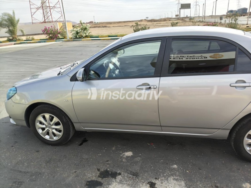 بى واى دى‬ F3 2023 فضي أوتوماتيك مستعملة للبيع في قنا - 1