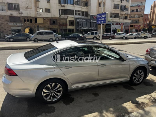 فولكس فاغن باسات 2021 فضي أوتوماتيك مستعملة للبيع في مدينتى - 1