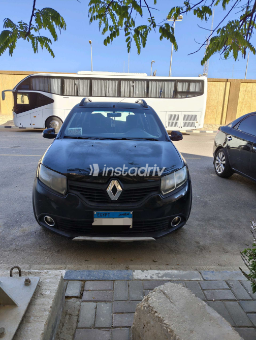 Renault Sandero Step Way 2015 Black Manual Used for Sale in Giza - 4
