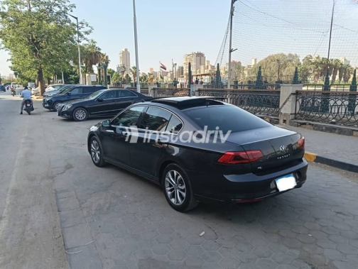 فولكس فاغن باسات 2021 أسود أوتوماتيك مستعملة للبيع في القاهرة - 8