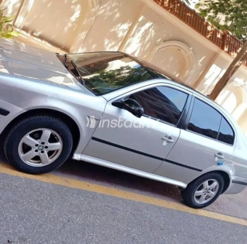 سكودا اوكتافيا A4 2000 فضي يدوي مستعملة للبيع في المحلة - 3