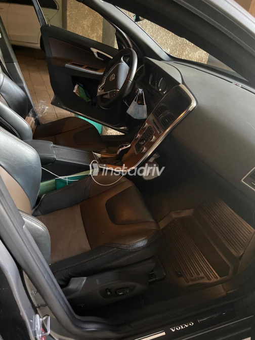 Volvo XC60 2017 Gray Automatic Used for Sale in Sheraton - 8