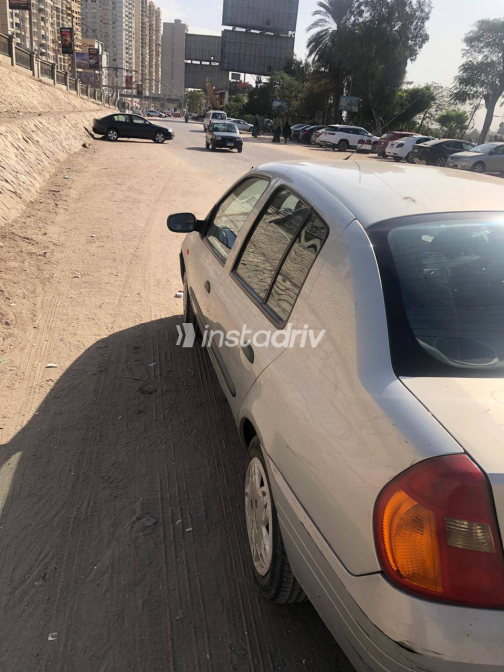 Renault Clio 2001 Silver Manual Used for Sale in Maadi - 3