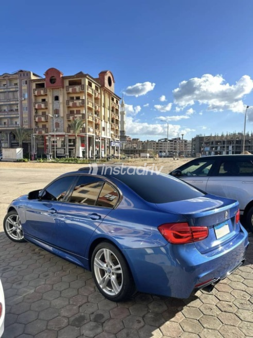 بي ام دبليو 320 2019 أزرق غامق أوتوماتيك مستعملة للبيع في دمياط - 4