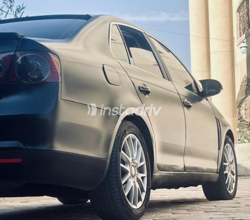 Volkswagen Jetta 2010 Black Automatic Used for Sale in Cairo - 2