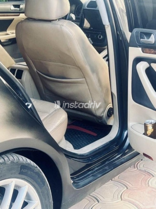 Volkswagen Jetta 2010 Black Automatic Used for Sale in Cairo - 4