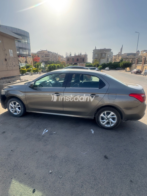 Citroën C Elysee 2018 Gold Automatic Used for Sale in Cairo - 2