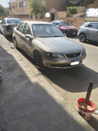 اوبل فيكترا 2003 ذهبي أوتوماتيك مستعملة للبيع في القاهرة