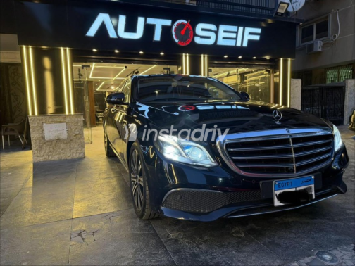 Mercedes E 300 2020 Black Automatic Used for Sale in Nasr city - 5