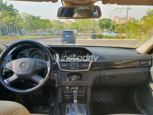 Mercedes E 250 2010 White Automatic Used for Sale in Cairo - 6
