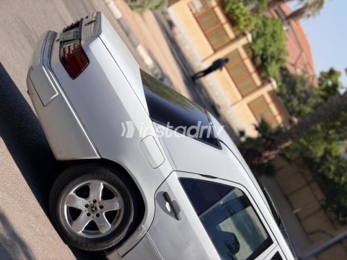Mercedes 200 1986 White Automatic Used for Sale in Ismailia - 4