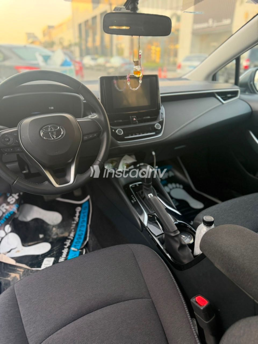 تويوتا كورولا 2025 أبيض أوتوماتيك مستعملة للبيع في العاشر من رمضان - 5