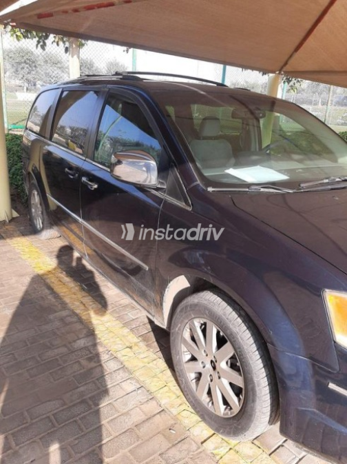 Chrysler Town & Country 2009 Eggplant Automatic Used for Sale in Maadi - 3