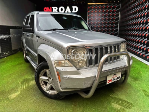 Jeep Cherokee 2012 Silver Automatic Used for Sale in Nasr city - 2
