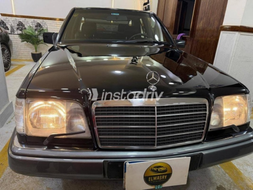 مرسيدس E 200 1994 أسود أوتوماتيك مستعملة للبيع في القاهرة - 1