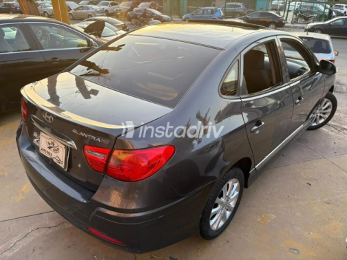 Hyundai Elantra 2018 Gray Manual Used for Sale in Nasr city - 3